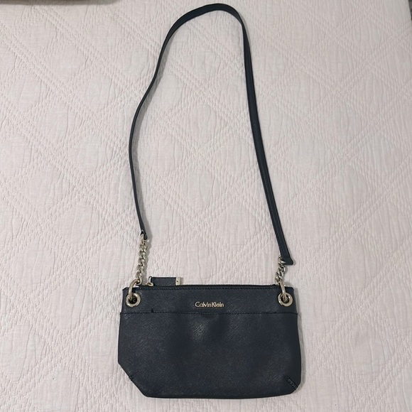 Calvin Klein Saffiano envelope crossbody bag in black - Picture 1 of 8